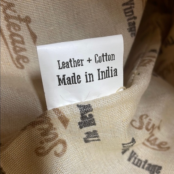 Sixtease Chic Cream and Black Tote with Key Accent - Picture 8 of 12